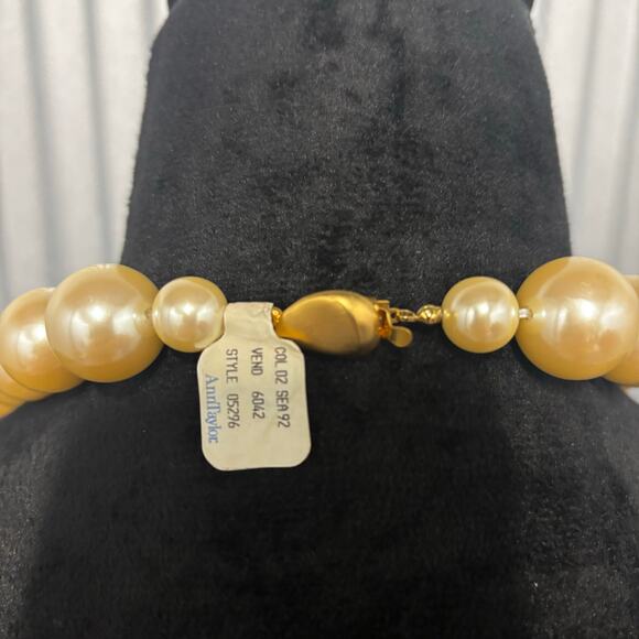 Ann Taylor Faux Pearl Statement Necklace Gold Beads NWT - Picture 5 of 13